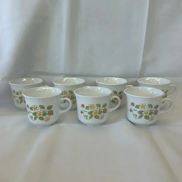 🍓Vintage Corelle Strawberry Sundae Coffee Tea Cups Set of 7🍓 - Picture 3 of 5
